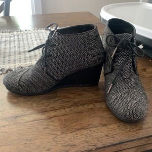 TOMS Black and grey chevron bootie